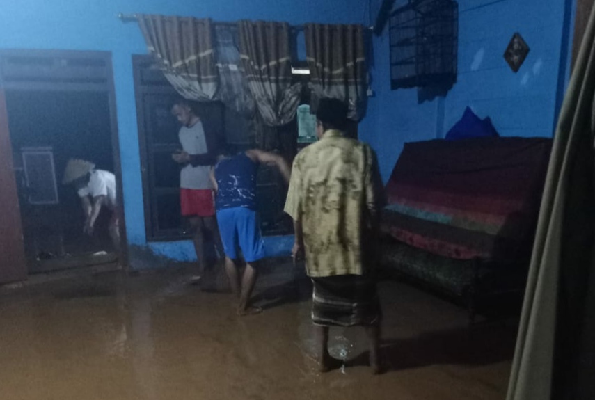 Banjir di Bandarnegeri Suoh, Warga Terseret Arus, Jembatan dan 500 Kilogran Kopi Hanyut