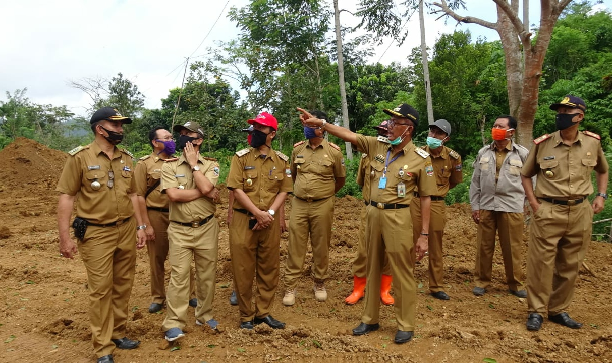 Bupati Pesbar Tinjau Lokasi Longsor di Lemong