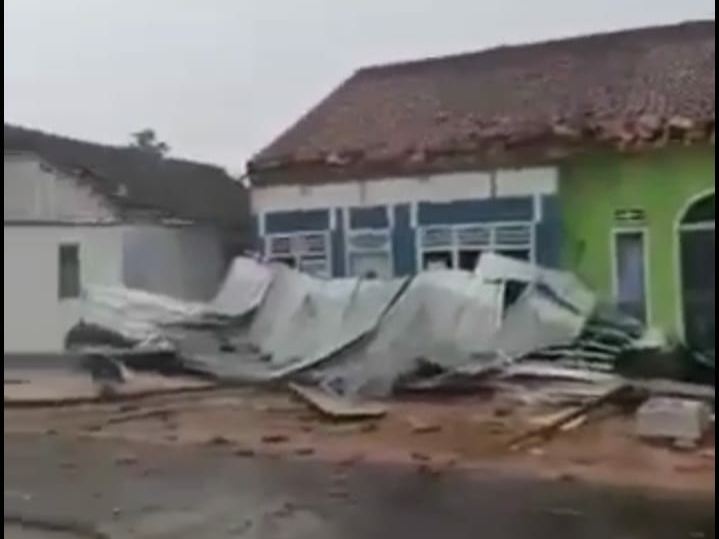 Puting Beliung Luluh Lantakkan Dua Kecamatan di Tuba