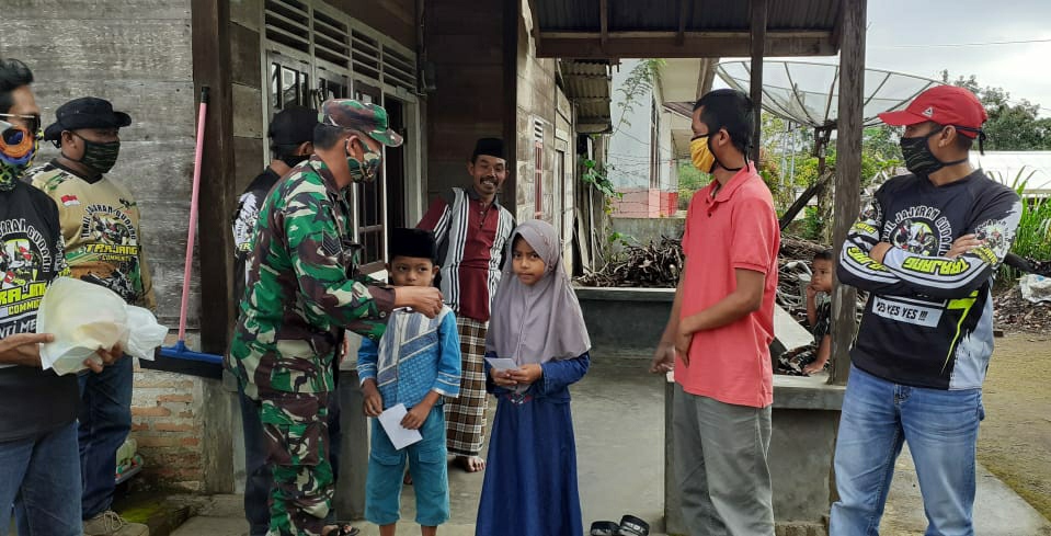 Trajang dan Basecamp 33 Berbagi Dengan Anak Yatim