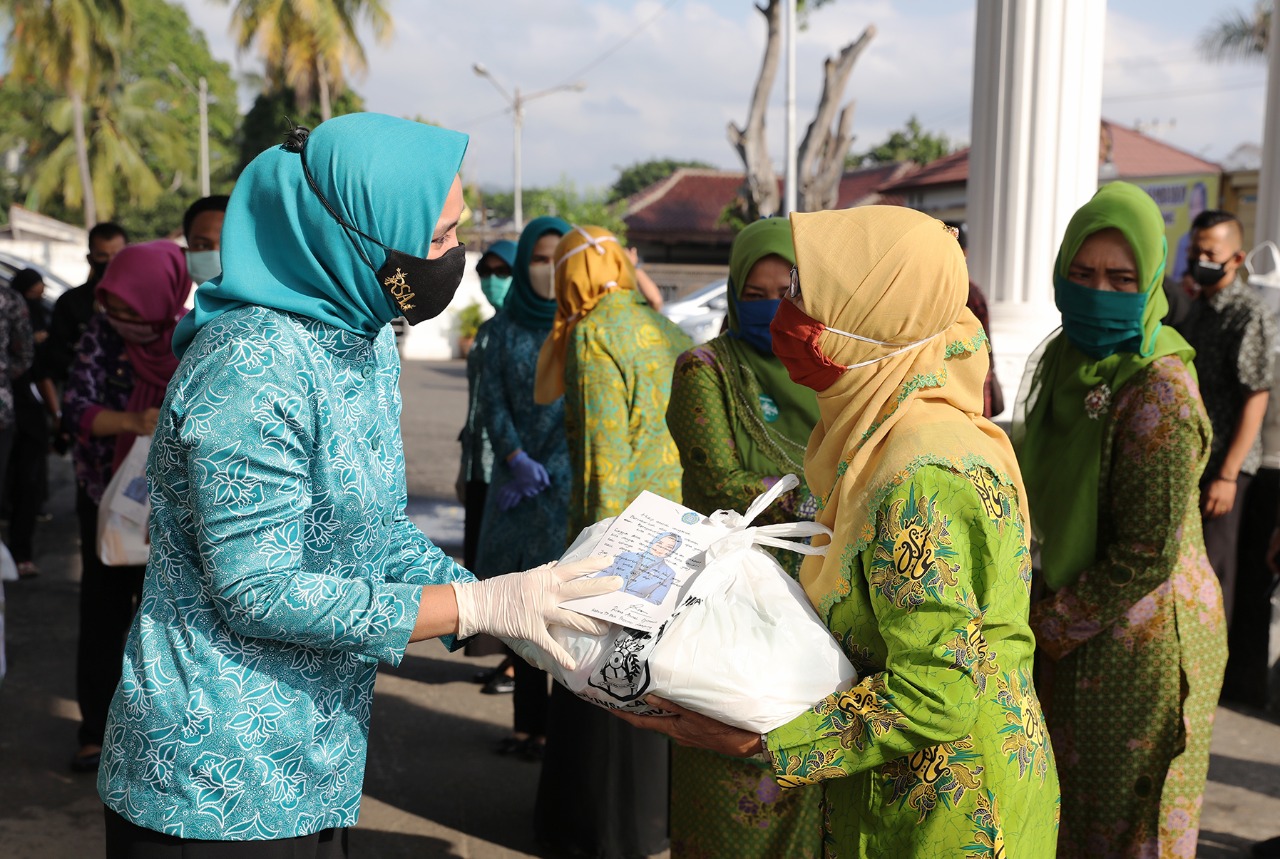 Jumat Barokah, Riana Arinal Kembali Salurkan Sembako ke Warga Terdampak Covid-19