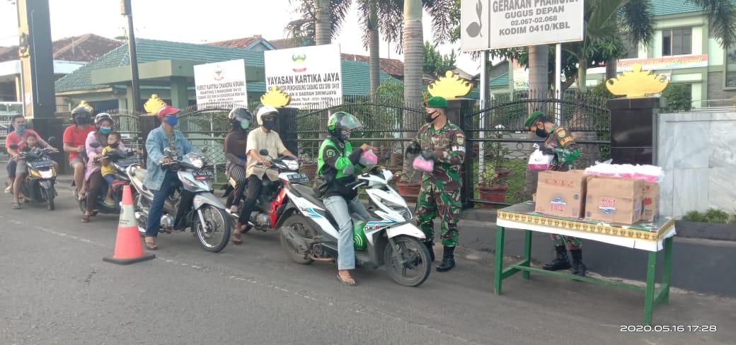 Kodim 0410/KBL Bagikan Takjil ke Para Warga