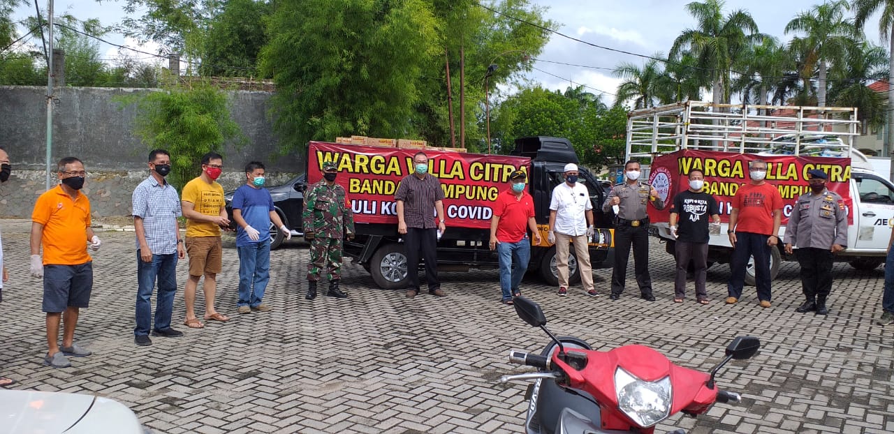 Babinsa Jagabaya III Bantu Bagikan Sembako ke Masyarakat