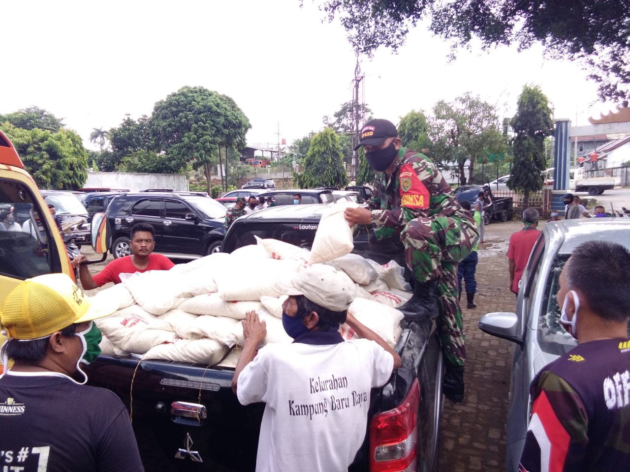 Babinsa Tanjung Senang Bantu Salurkan  Sembako ke Masyarakat