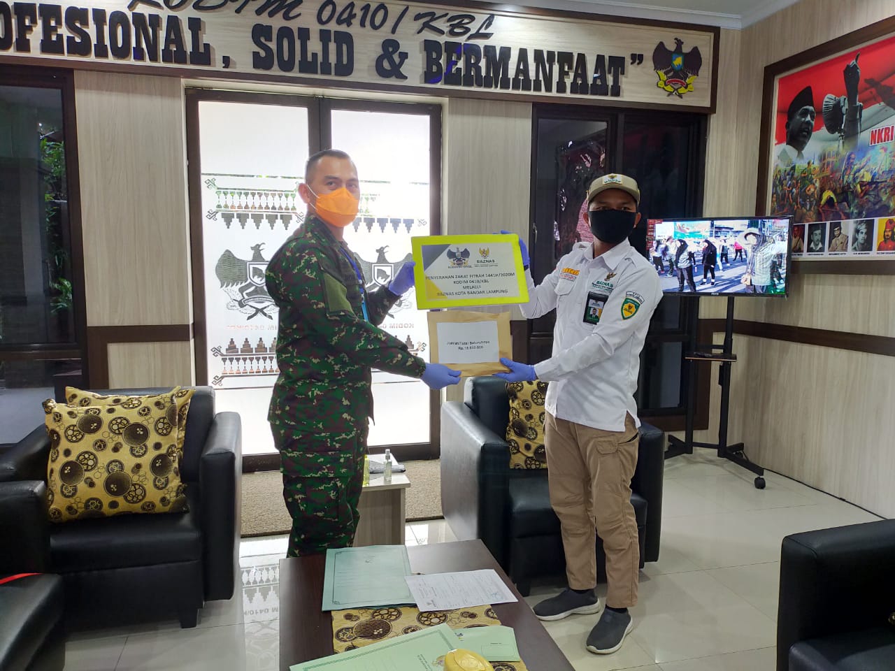 Dandim 0410/KBL Serahkan Zakat Fitrah