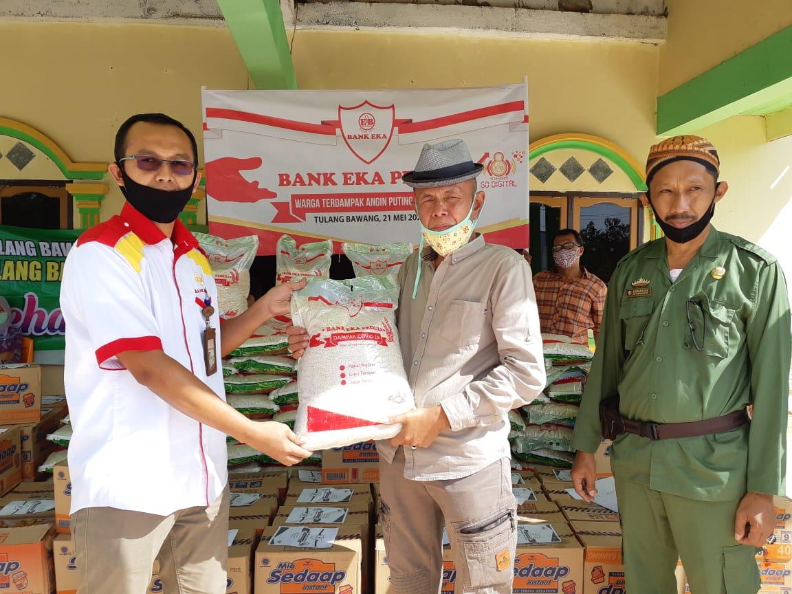 Bank Eka Berikan Bantuan Korban Puting Beliung