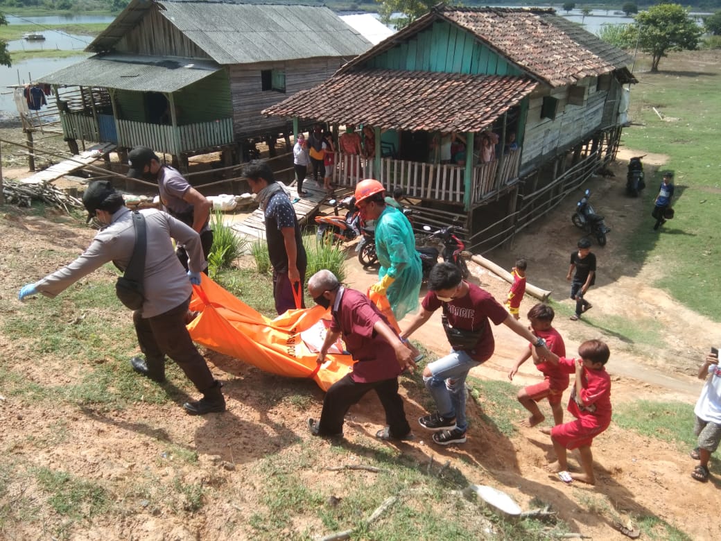 Cari Ikan, Temukan Benda Mengambang Ternyata Mayat