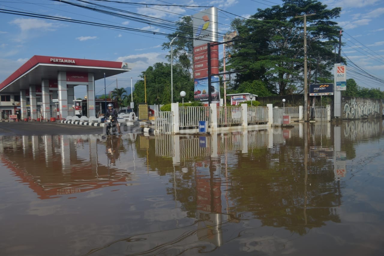 Hujan Deras, Jl. Z.A Pagar Alam Terendam Banjir