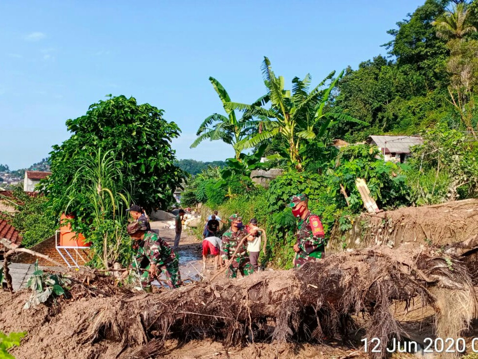 Koramil KDT Bantu Masyarakat yang Terdampak Banjir