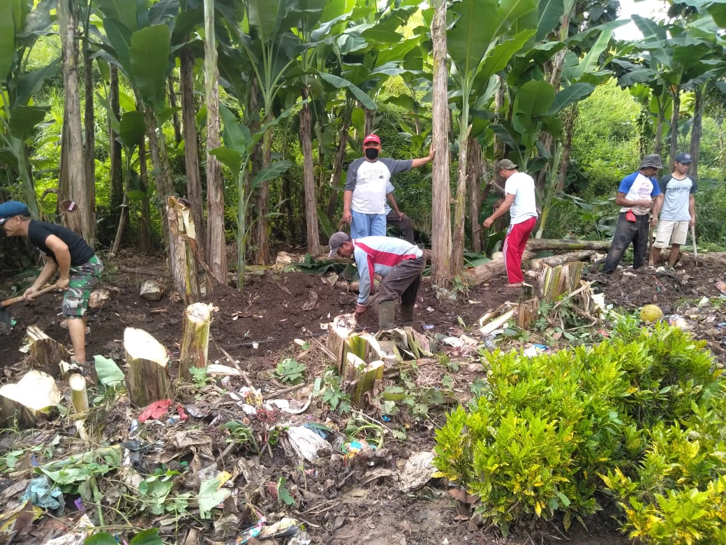 Babinsa Sukadanaham Gotong Royong Antisipasi Banjir