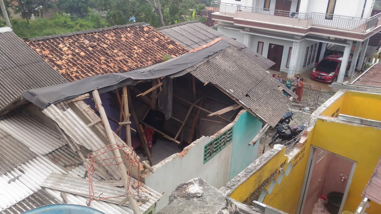 Booom, Mobil Terbang Hantam Atap rumah Warga Sukabumi