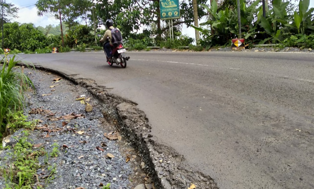 Pengemudi Keluhkan Pengerukan Jalinbar Batu Keramat