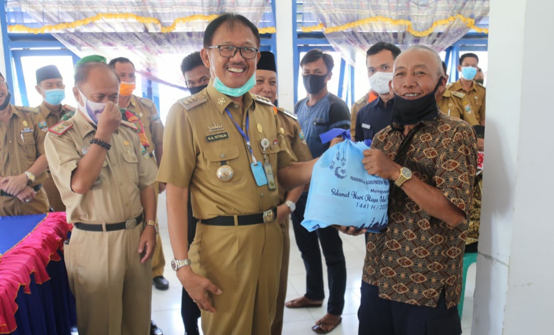 Pemkab Pesbar Salurkan Paket Sembako untuk Warga Karyapenggawa