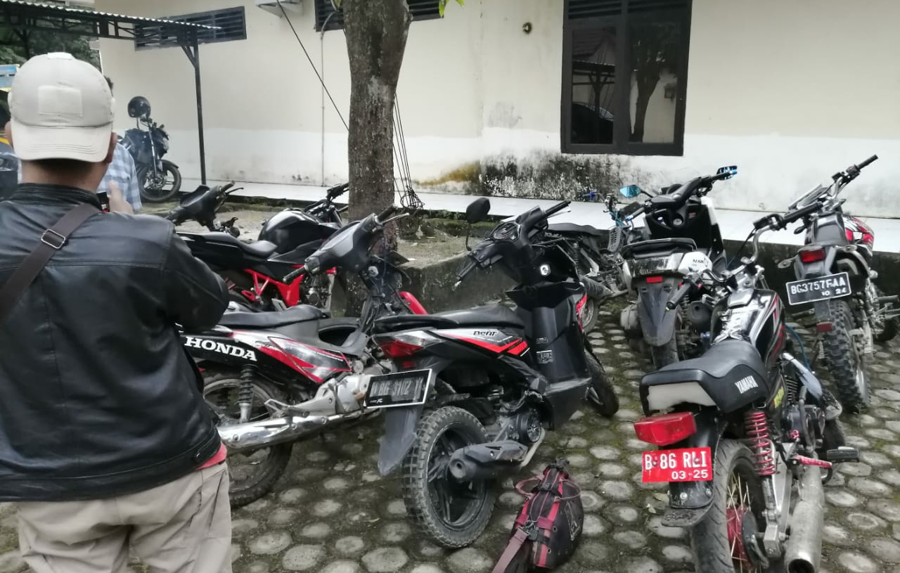 Penjudi Kabur, Polisi Hanya Temukan Motor dan Ayam