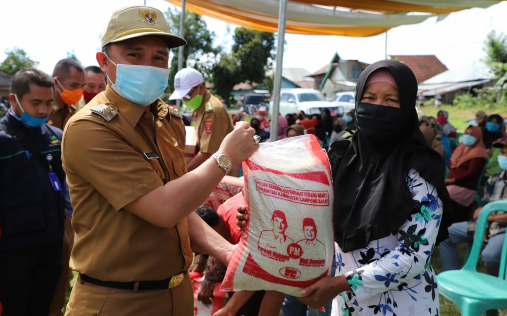 Pemkab Lambar Distribusikan 350 Ton Beras dan 140.000 Ikan Kaleng