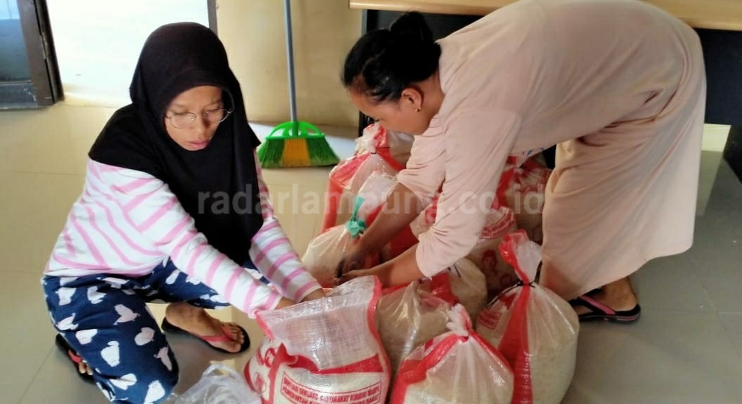 Puluhan Warga Kembalikan Paket Beras Tidak Layak