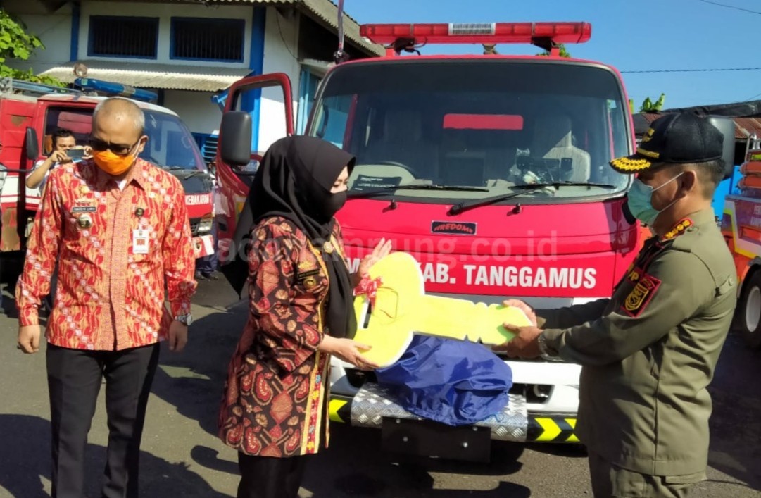 Serahkan Armada Damkar Baru, Bupati Tanggamus Tekankan Petugas Siaga