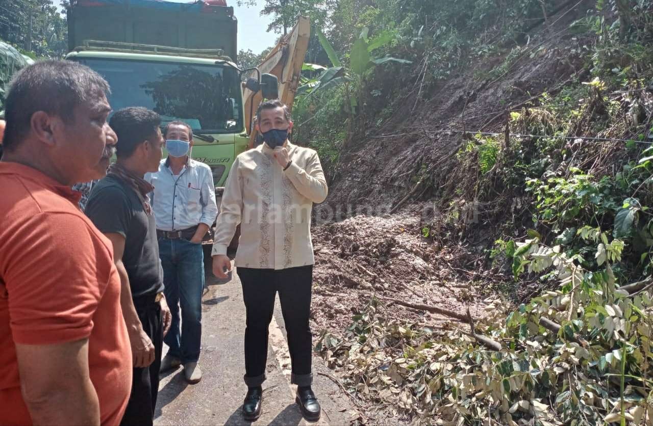 Turun Langsung, Bupati Dendi Pimpin Pembersihan Material Longsor di Way Ratai