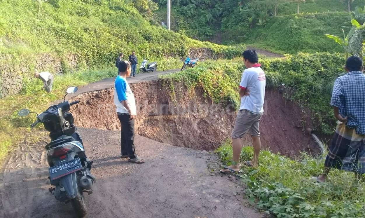 Longsor, Jalan Desa Munca Nyaris Putus Total