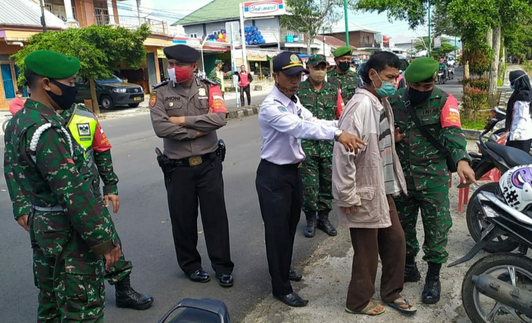 Dorong-dorongan, Pria Mabuk tak Terima Dihentikan Tim Operasi Disiplin Protokol Kesehatan