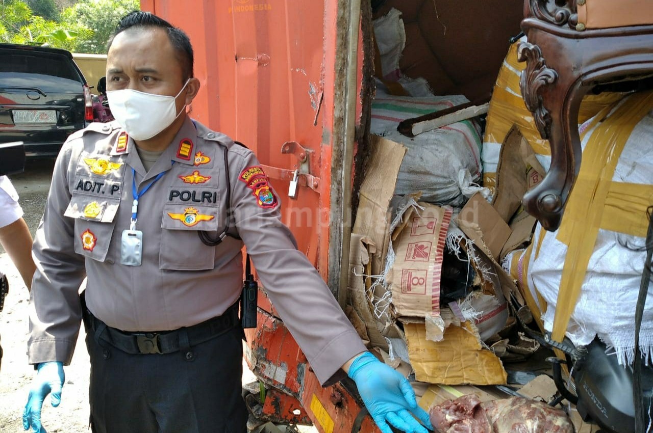 Mobil Berlogo PT Pos Kecelakaan, Diperiksa, Bawa Ratusan Kilo Daging Celeng