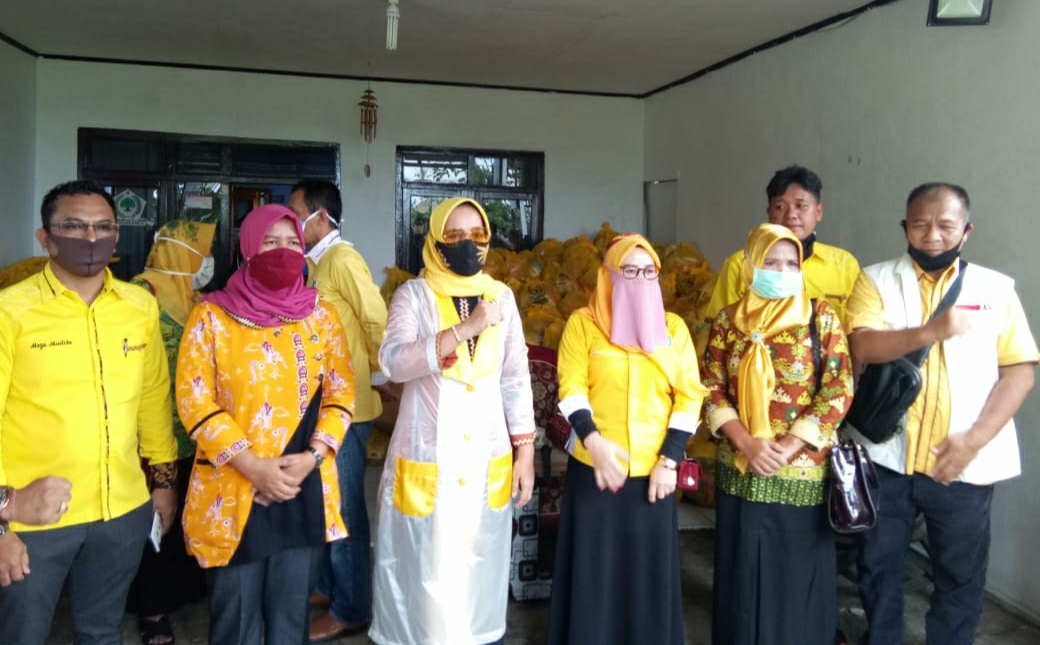 Ketua IIPG Lampung Salurkan Bantuan untuk Warga Terdampak Corona di Pesbar