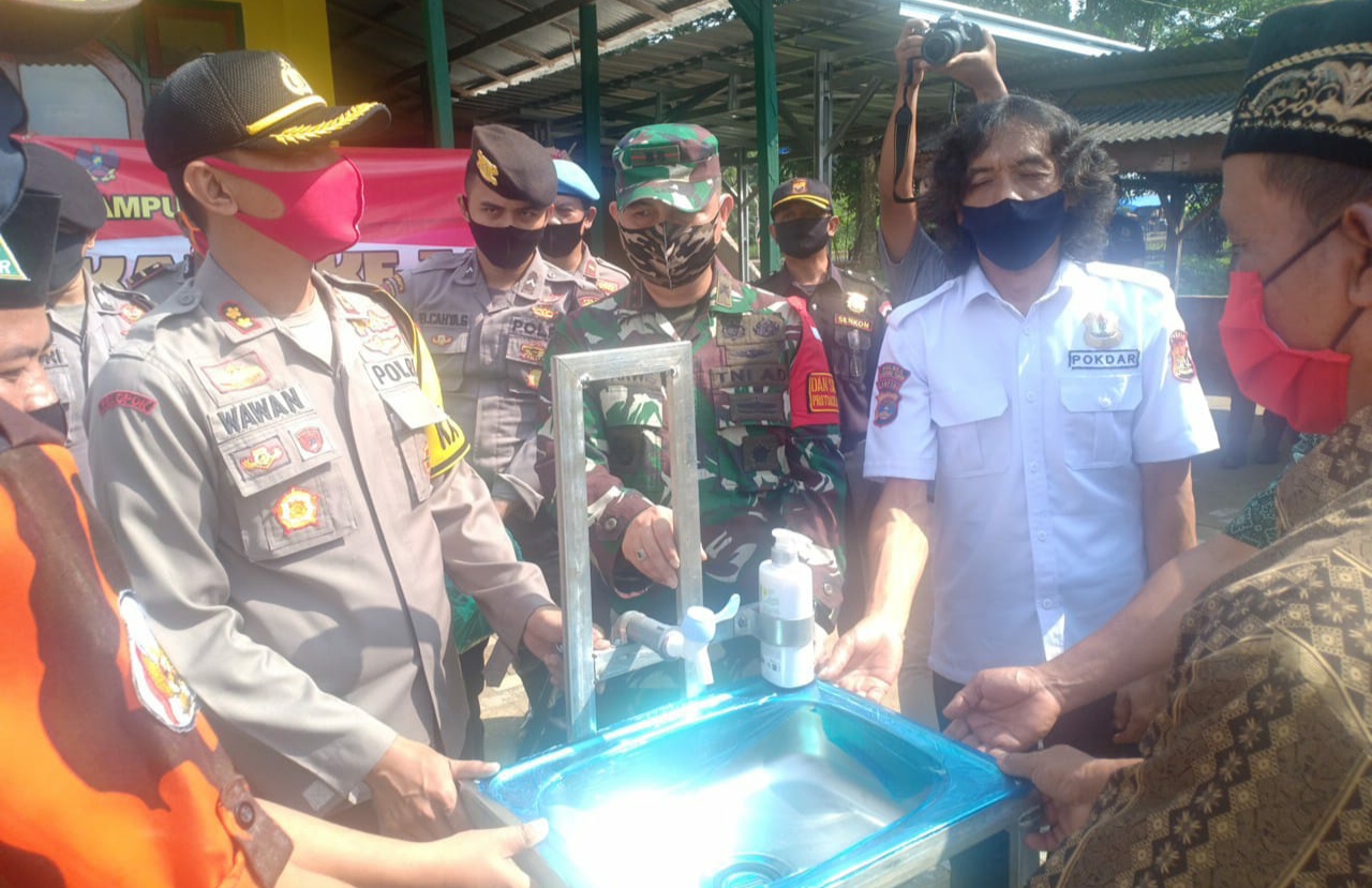 Polres Lamtim Bagikan Alat Cuci Tangan untuk Masjid