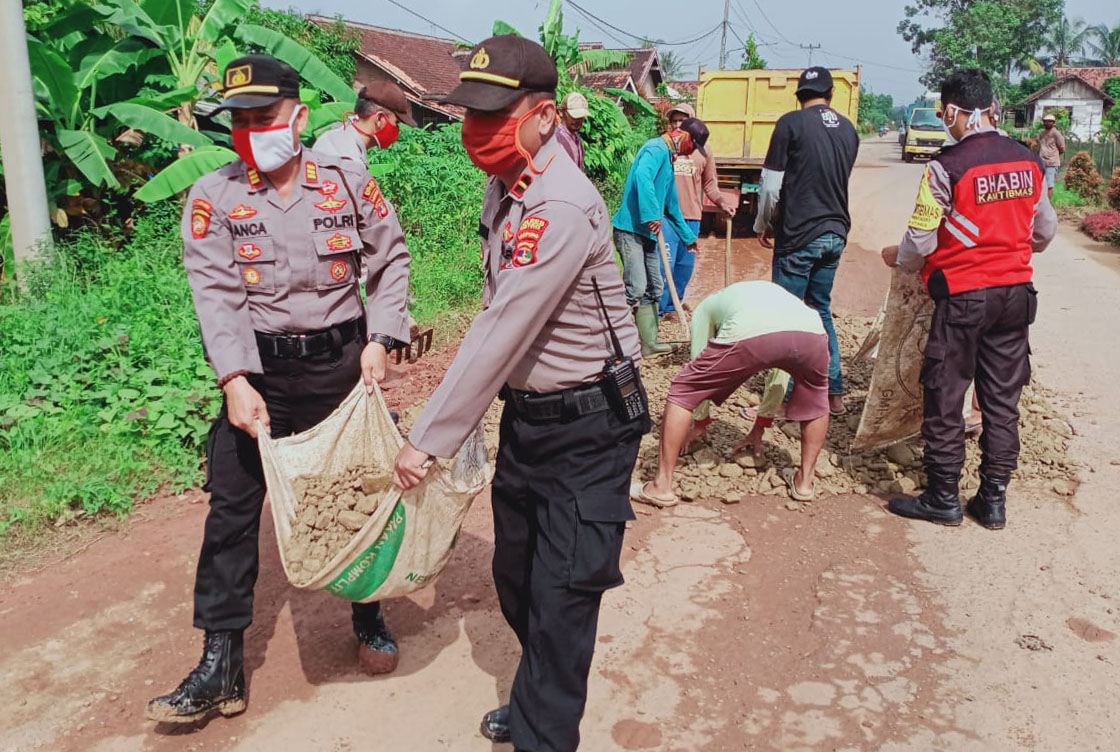 Terima Kasih, Anggota Polsek Metro Utara Timbun Jalan Rusak