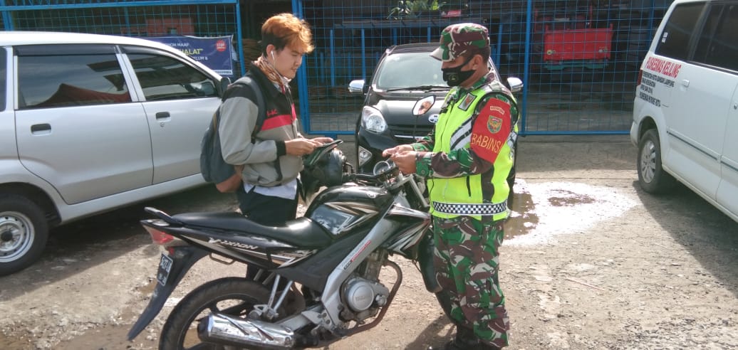 Tim Gugus Tugas Kodim 0410/KBL Melakukan Penjagaan di Bundaran Raden Intan