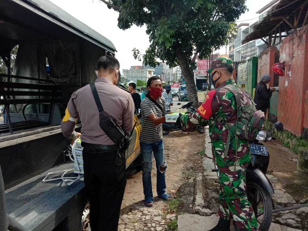 Babinsa Tanjungkarang Timur Bagikan Nasi Kotak ke Warga