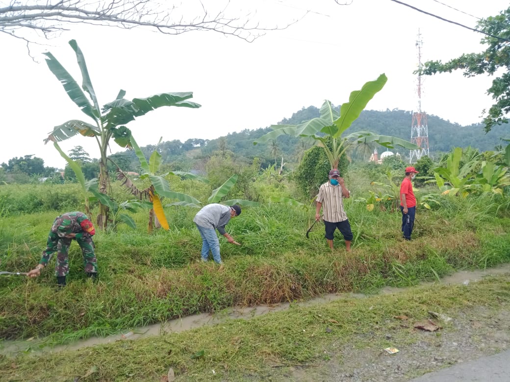 Babinsa Telukbetung Utara Laksanakan Jumat Bersih