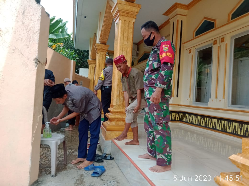 Pastikan Pelaksanaan Salat Jumat Patuhi Protokol Kesehatan, Babinsa TbU Dampingi Warga