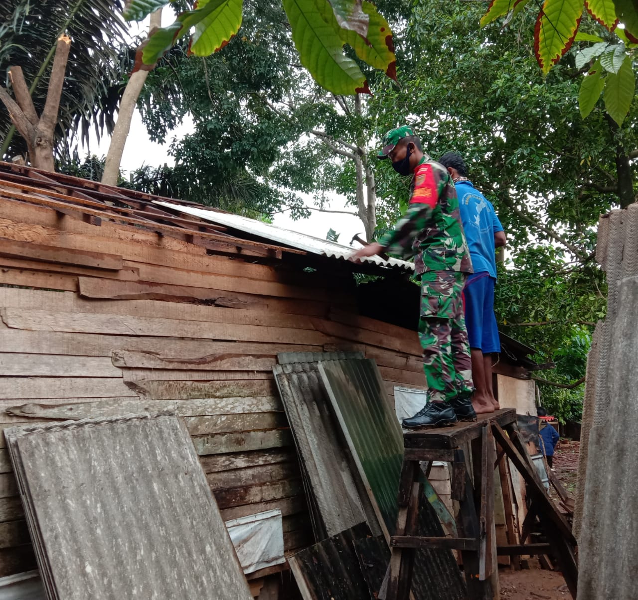 Personel Kodim 0410/KBL Gotong Royong Perbaiki Rumah