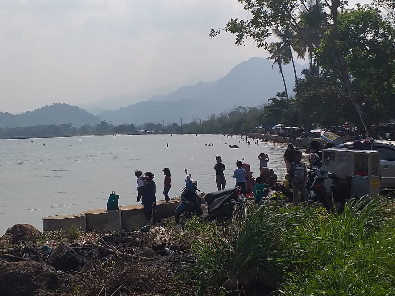 Pandemi Covid-19 Bikin Warga Haus Piknik, Pantai Gratis Pesawaran Diserbu