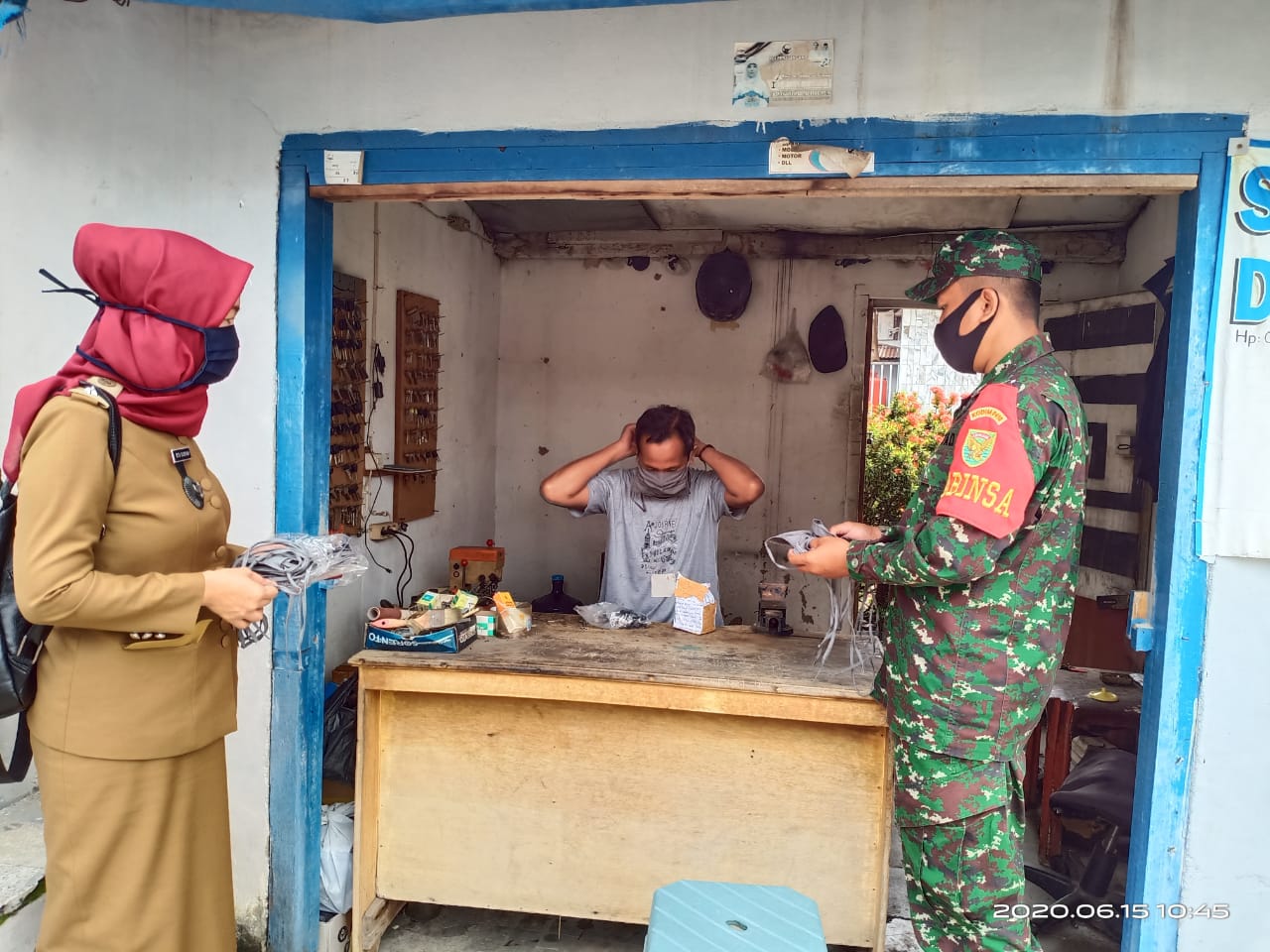 Koramil 410-03/TBU Bagikan Masker Bersama Kelurahan Sumur Batu