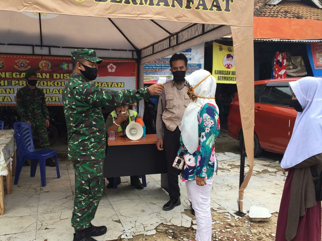 Satgas Covid-19 Sasar Pasar Tugu, Petugas TNI Cek Suhu Tubuh Pengunjung