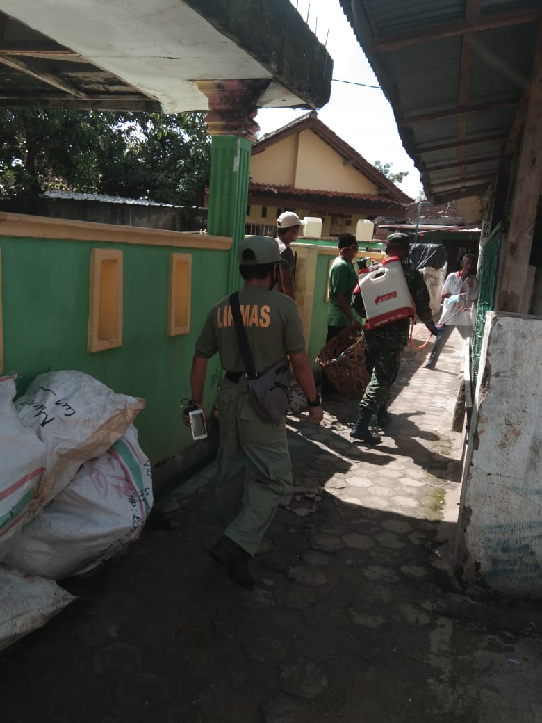 Antisipasi Penyebaran Covid19, Koramil 410-03/TBT Lakukan Penyemprotan Disinfektan di Perwata