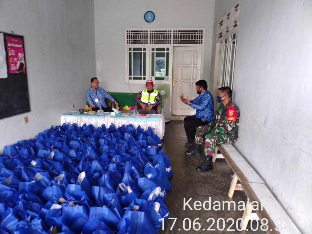Babinsa Kali Balau Kencana Koramil 410-04/TKT Kodim 0410/KBL Dampingi Pembagian Sembako Korban Banjir