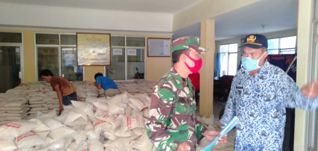 Babinsa Kangkung Koramil 410-02/TBS Dampingi Distribusi Bantuan Beras Pemkot Bandarlampung