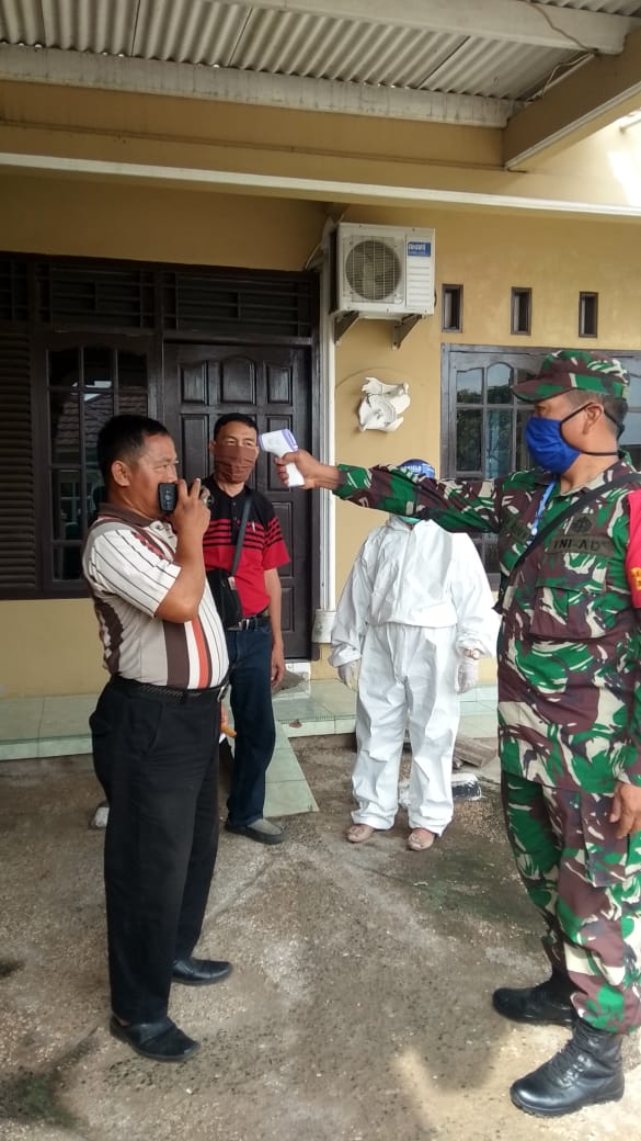 Koramil 410-05/TKP Door to Door Cek Suhu Tubuh Warga