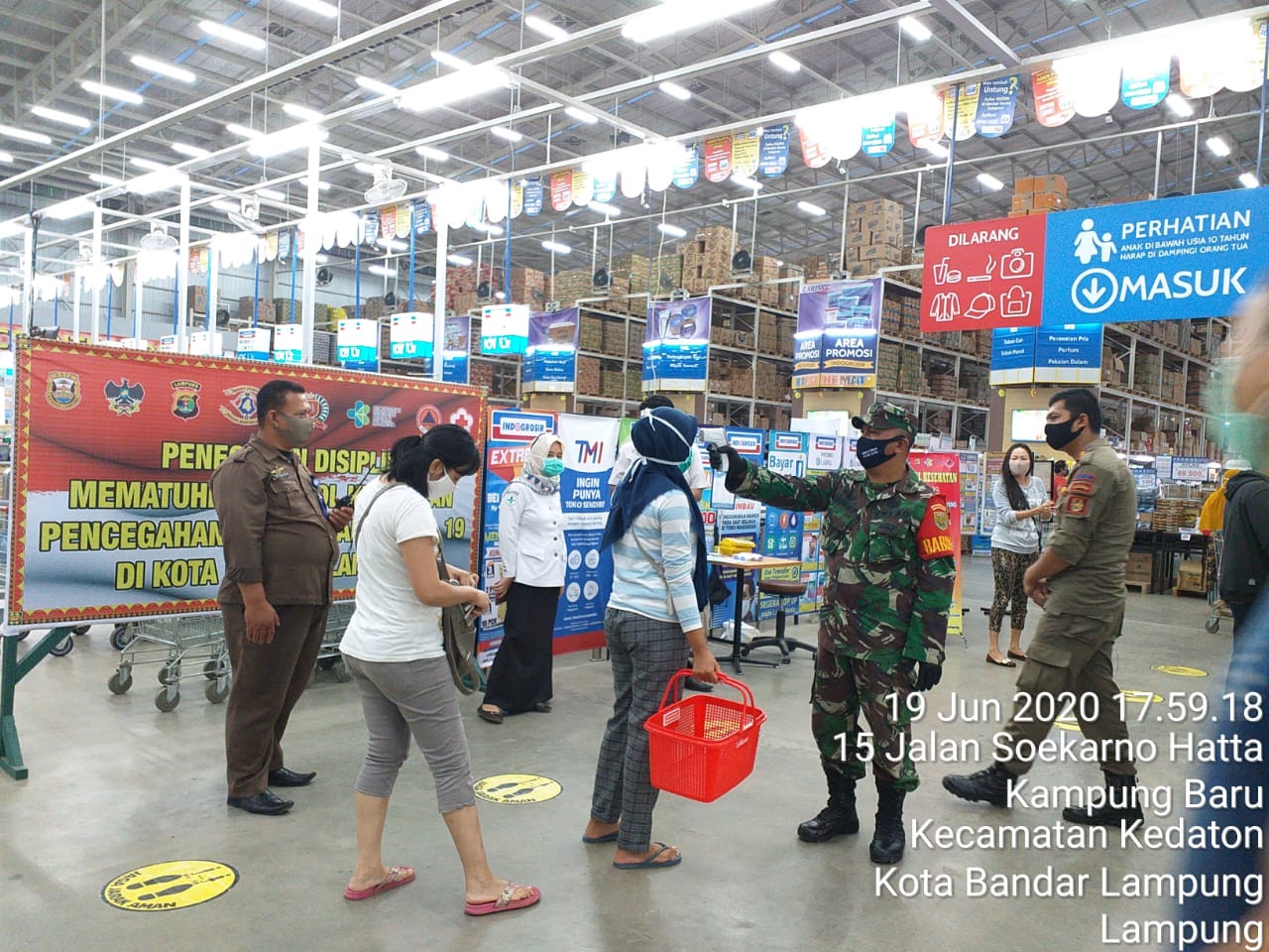 Satgas Covid-19 Kota Sisir Mal Chandra dan Indogrosir, Personel Kodim 0410/KBL Cek Para Pengunjung