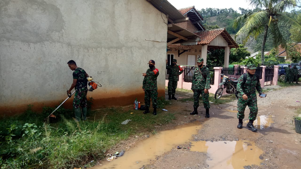 Kompak ! Antisipasi Banjir Koramil 410-05/TKP dan Warga Gotong Royong Bersihkan Selokan
