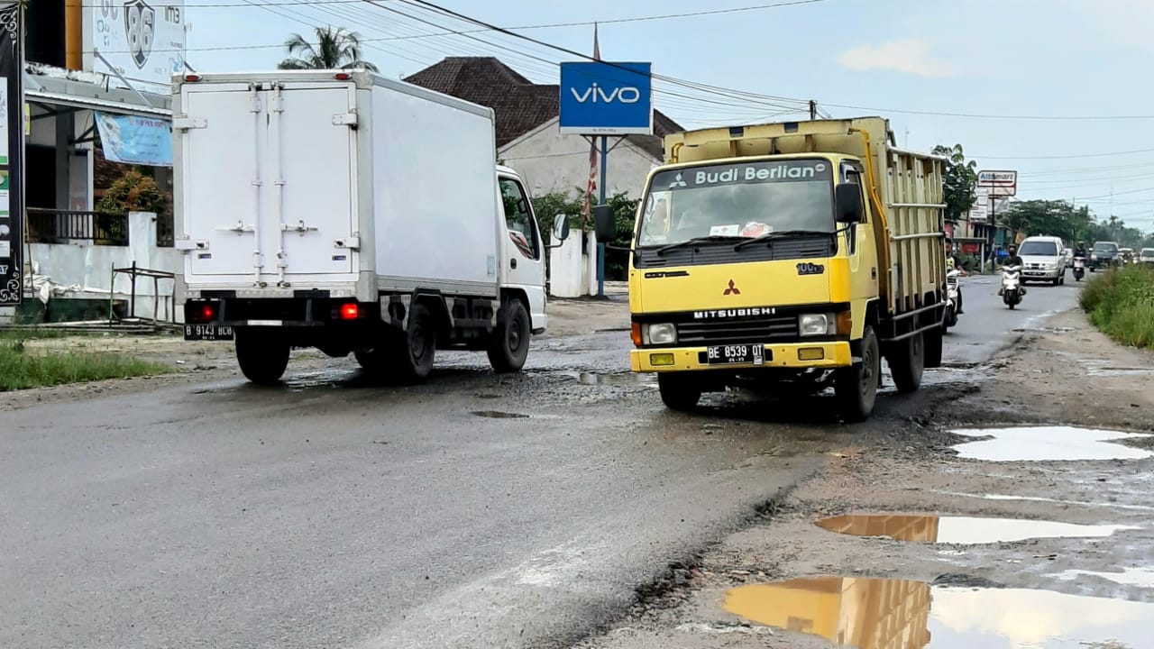 Warga Tubaba Masyarakat Minta Pemprov Perbaiki Jalan Provinsi di Daya Murni