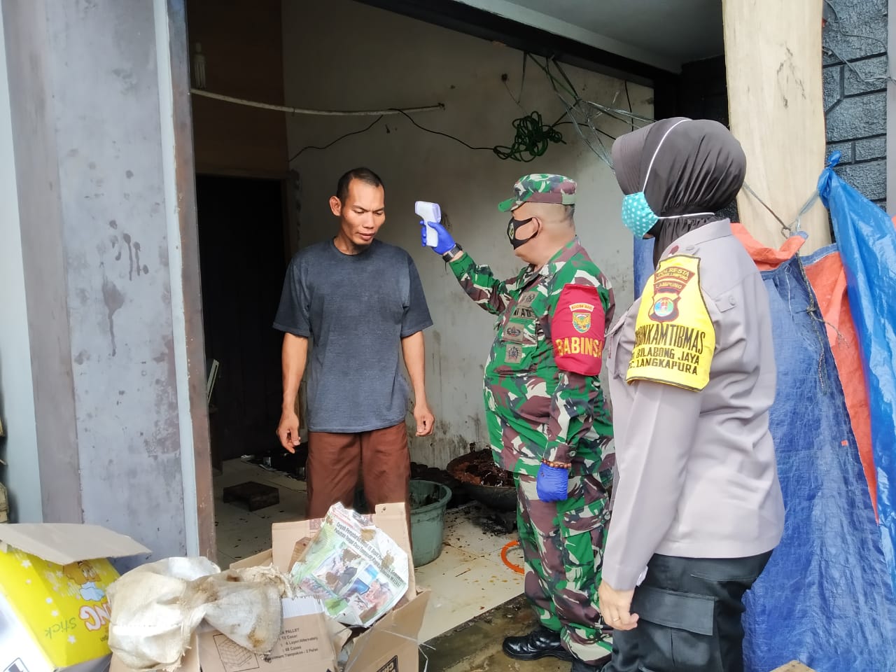 Door To Door, Babinsa Bilabong Jaya Koramil 410-05/TKP Ukur Suhu Tubuh Warga