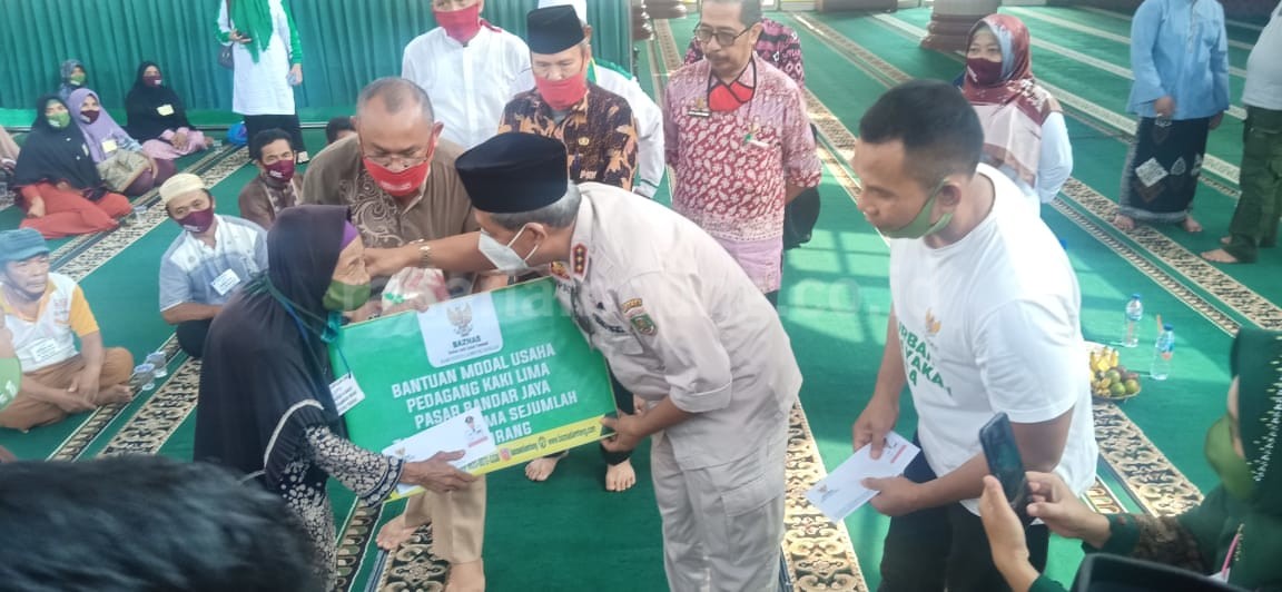 Baznas Lamteng Salurkan Modal Usaha dan Bantuan ke Pedagang