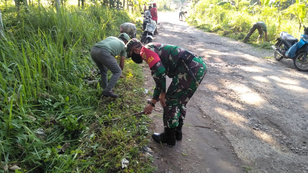 Jum\'at Bersih, Koramil 410-05/TKP Kodim 0410/KBL Bersihkan Selokan Bersama Warga