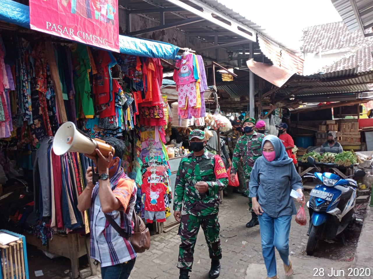 Sisir Pasar Tradisonal, Personel Koramil 410-02/TBS Kodim 0410/KBL Masih Temukan Pelanggaran Protokol Kesehata