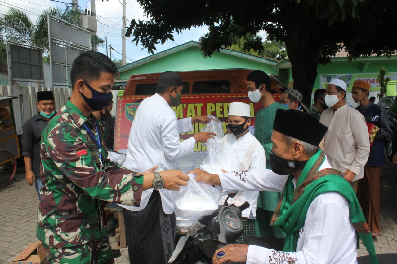 Jumat Peduli Kodim 0410/KBL Lakukan Pembagian Makanan kepada Jamaah