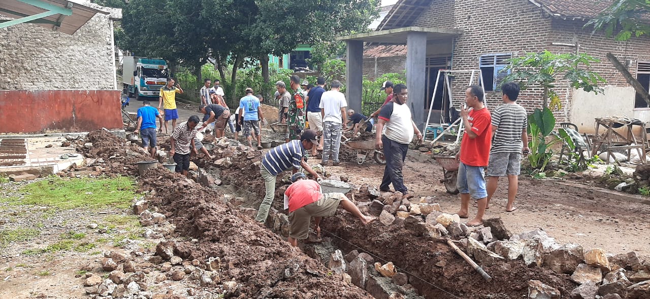Babinsa Susunan Baru Koramil 410-05/TKP Gotong Royong Perbaiki Drainase dan Talut