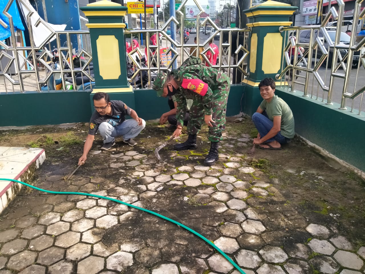 Babinsa Koramil 410-03/TBU Bersama Warga Gotong Royong Bersihkan Jalan